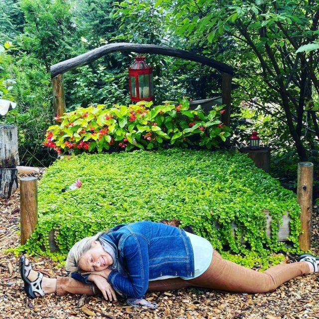 Vous suivez Anne-Marie Forget sur Instagram? Cette dame hors du commun fait des "splits" à travers le monde! La voici au Jardin de Francois !
https://www.instagram.com/annemforgett

#split #saintsauveur #jardin #tourdumonde #tourismelaurentides #tourismesaintsauveur
